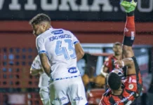 Alerrandro recebe prêmio de gol mais bonito do Brasileirão e empata artilharia do campeonato