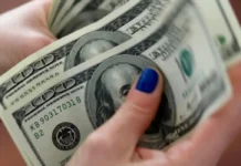 Dólar cai pela 11ª vez e tem maior sequência de quedas em 20 anos