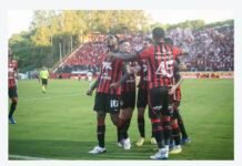 Com domínio no Barradão, Vitória bate o São Paulo e embala no Brasileirão